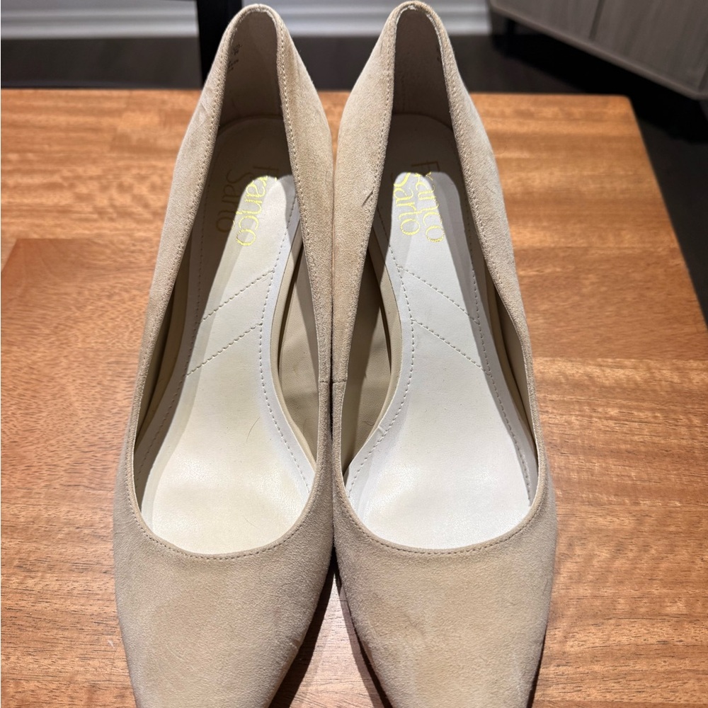 Suede Pumps in Beige -